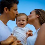 Portrait de famille en lifestyle plein d'émotion à Six Fours les Plages